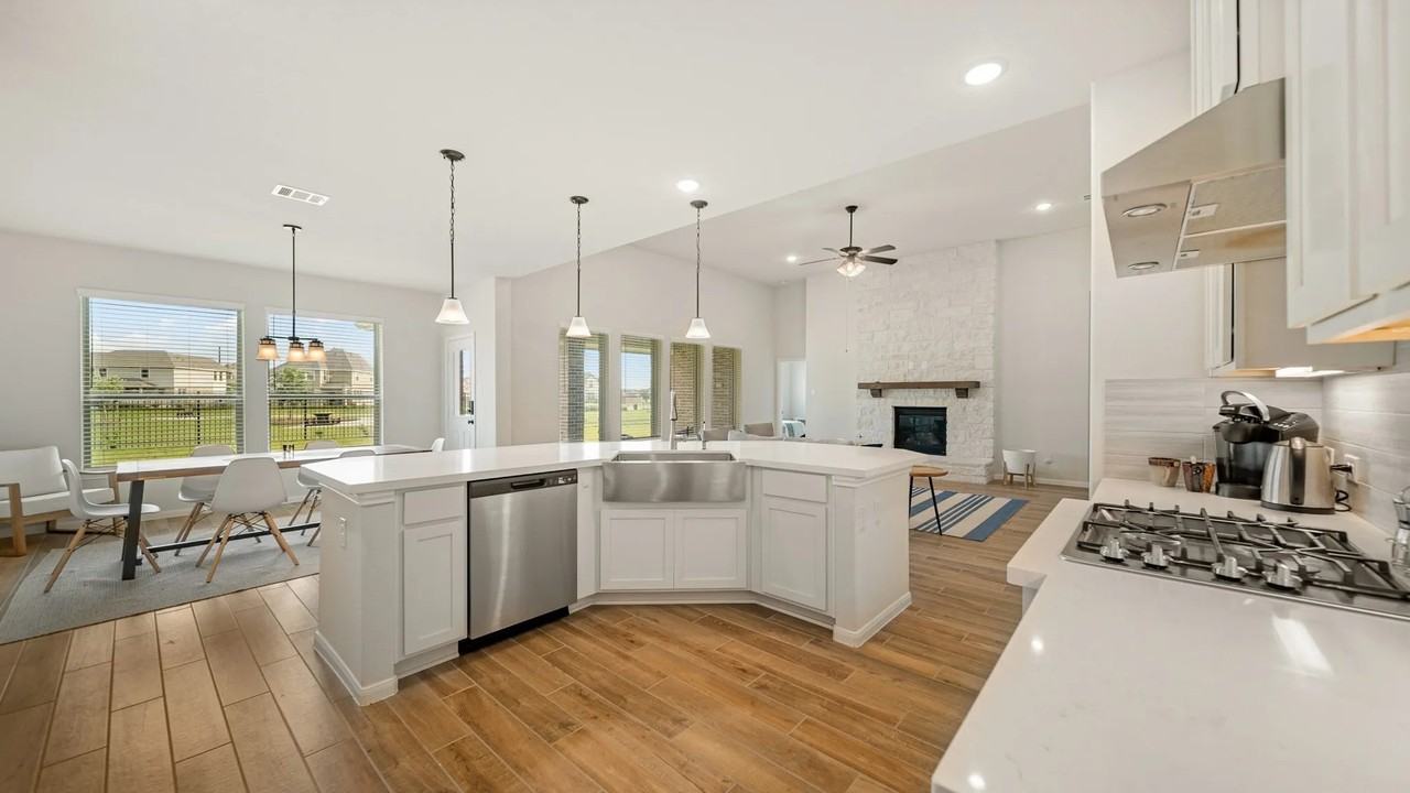 15015 Lake Shore Ave #B - Photo 5 of 14