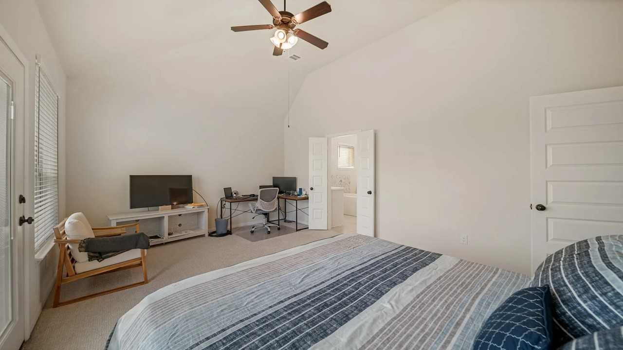 15015 Lake Shore Ave #B - Photo 7 of 14