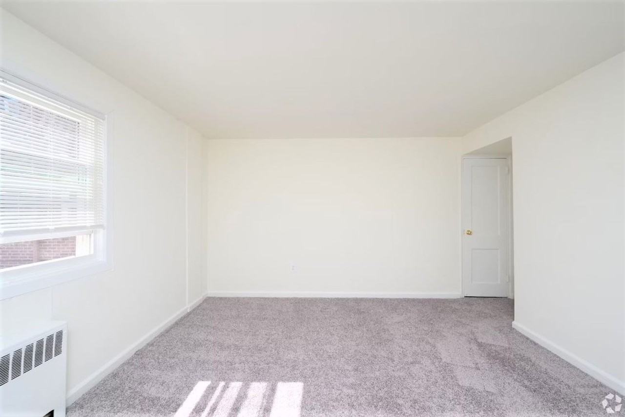 Penzel Manor Apartments - Photo 7 of 21