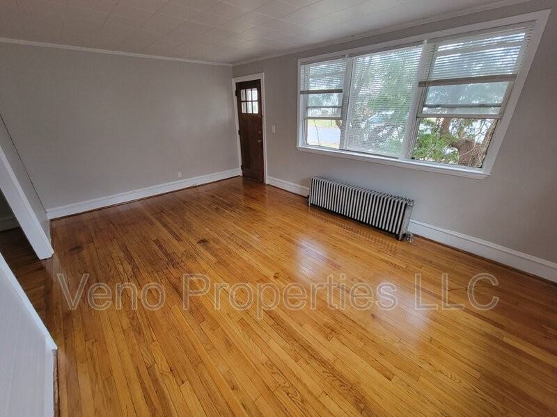 83 Middle St #1 - Photo 3 of 18