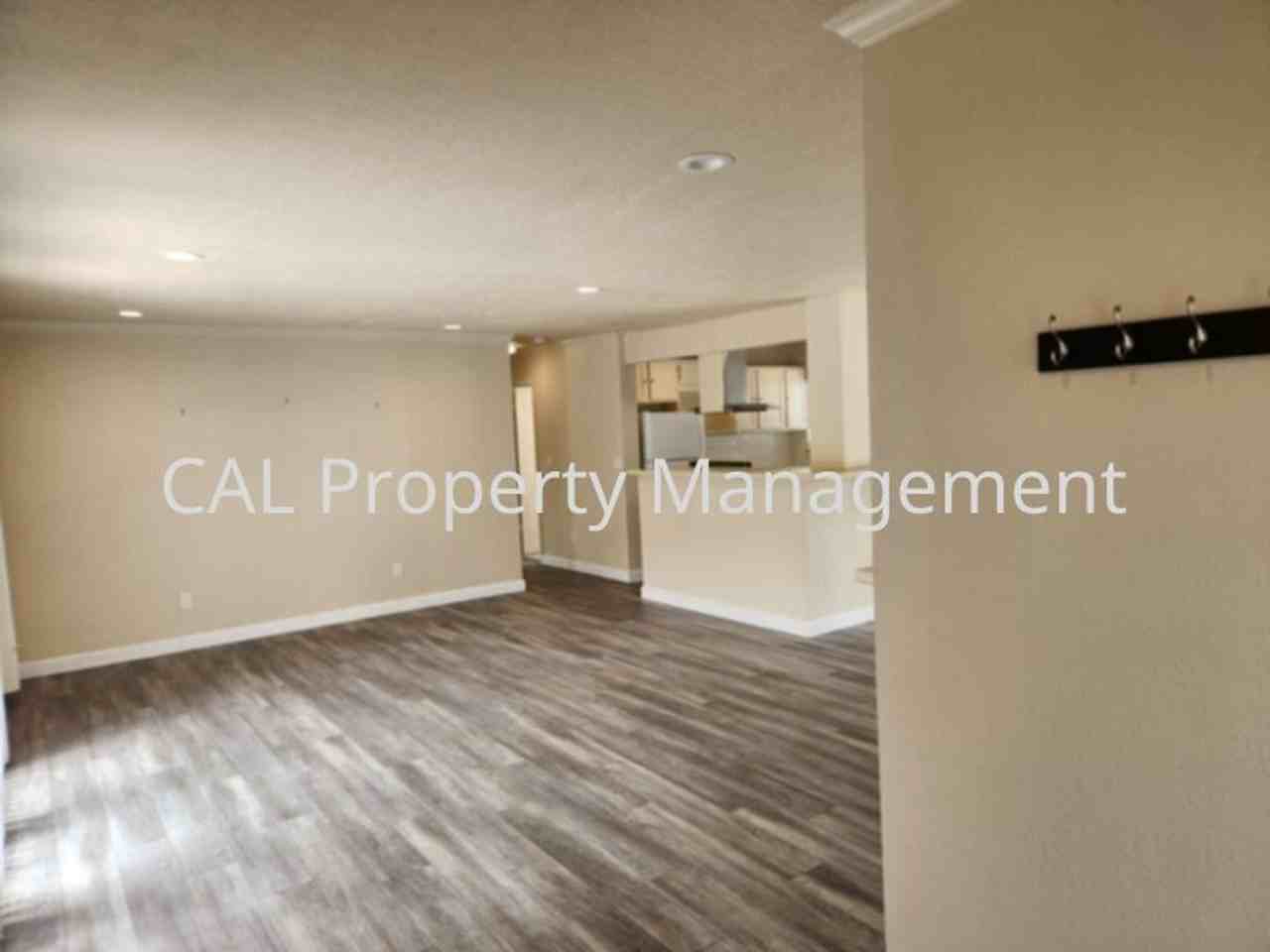 546 Casanova Ave - Photo 3 of 20
