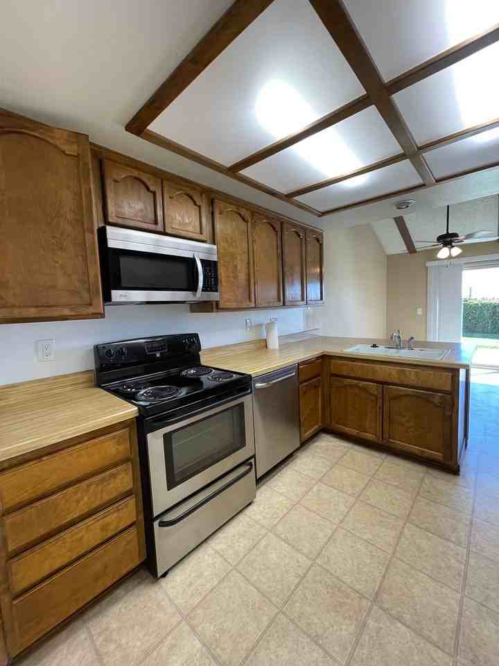 3920A Mesa Circle Dr - Photo 5 of 17