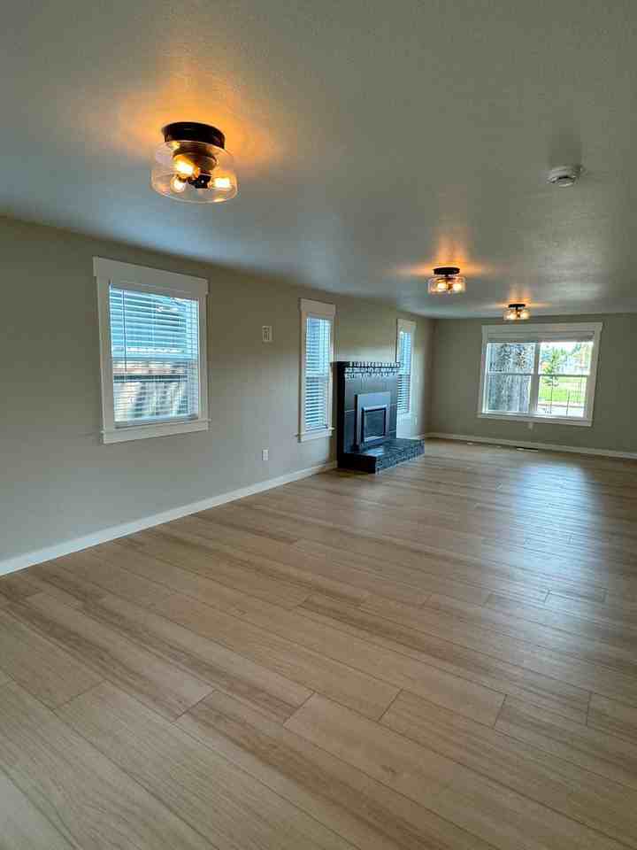 3302 Honeywood St - Photo 4 of 24