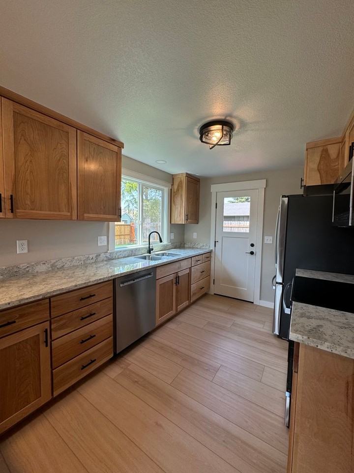 3302 Honeywood St - Photo 7 of 24