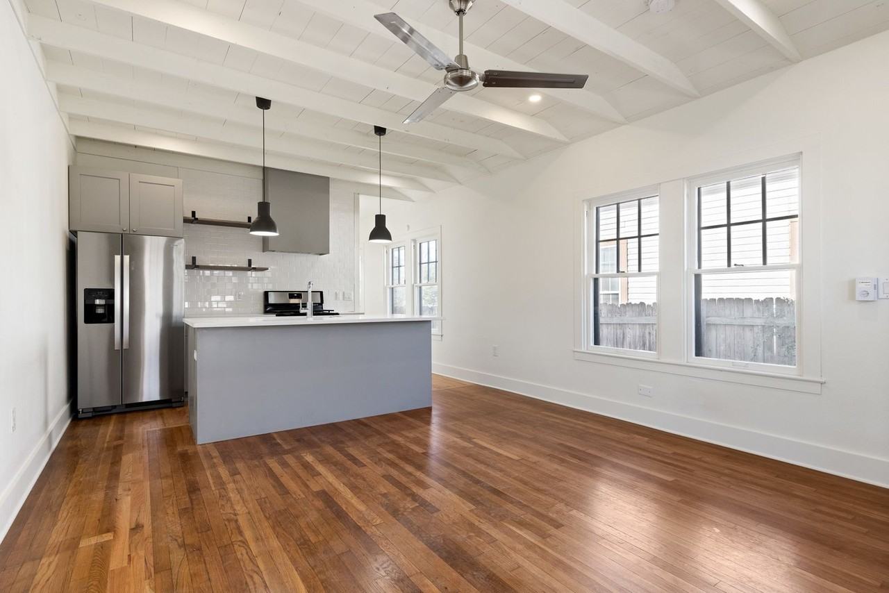 911 N Mesquite St - Photo 3 of 10