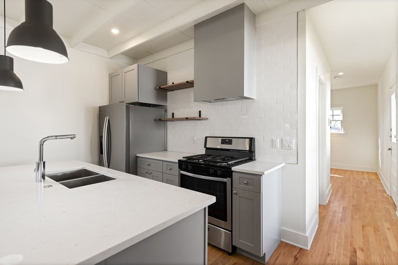 911 N Mesquite St - Photo 4 of 10