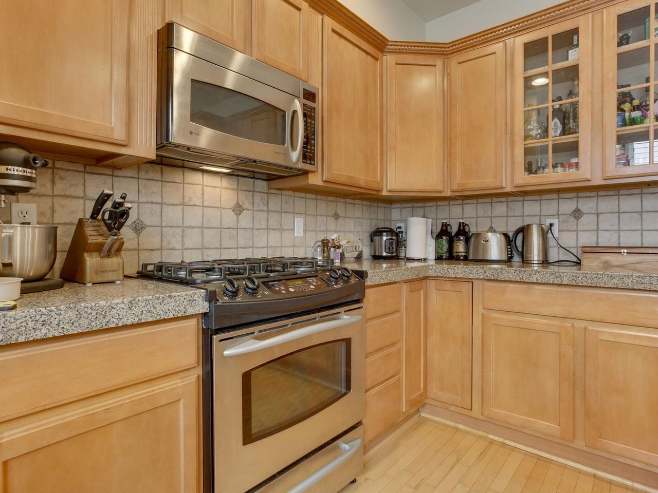 1647 Ne Market Dr - Photo 5 of 25