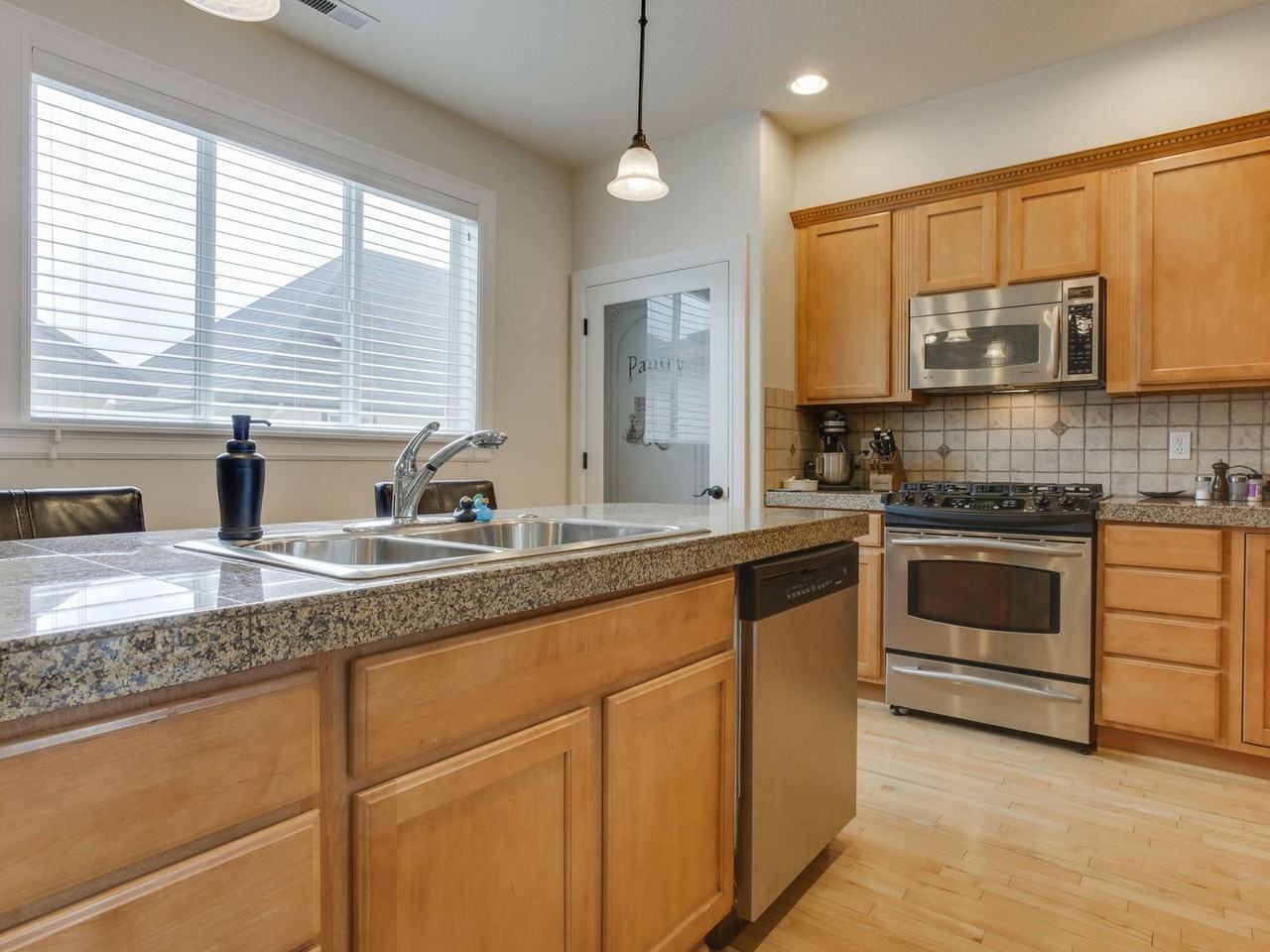 1647 Ne Market Dr - Photo 6 of 25