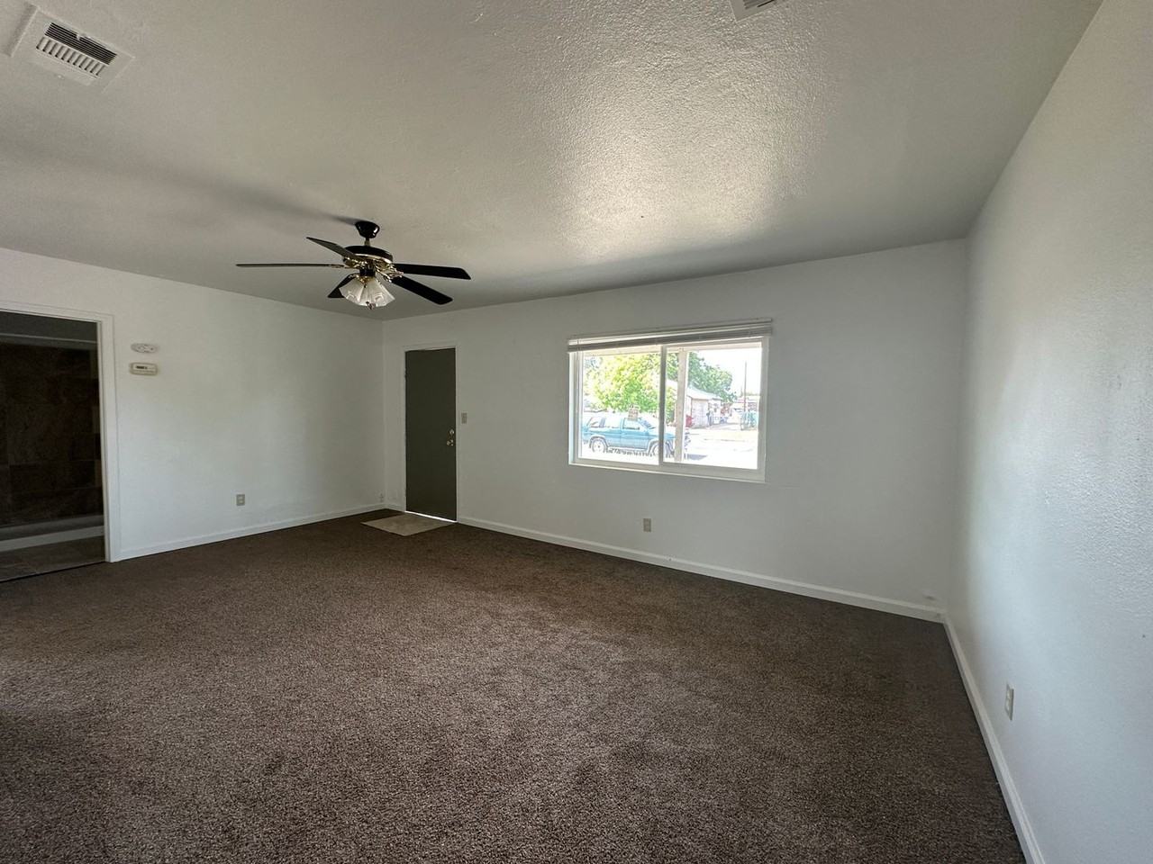 572 Vermont Ave - Photo 4 of 22