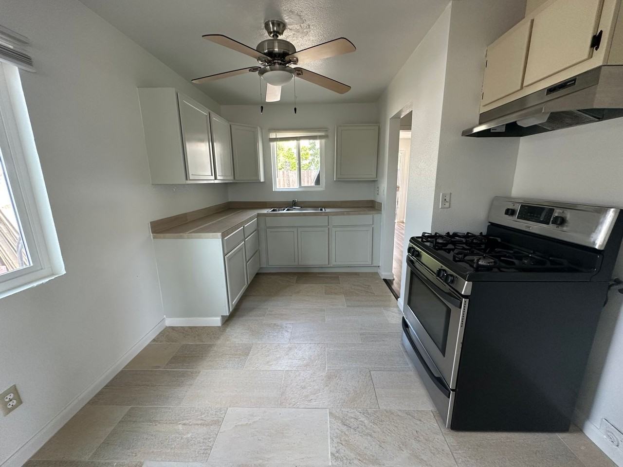 572 Vermont Ave - Photo 6 of 22