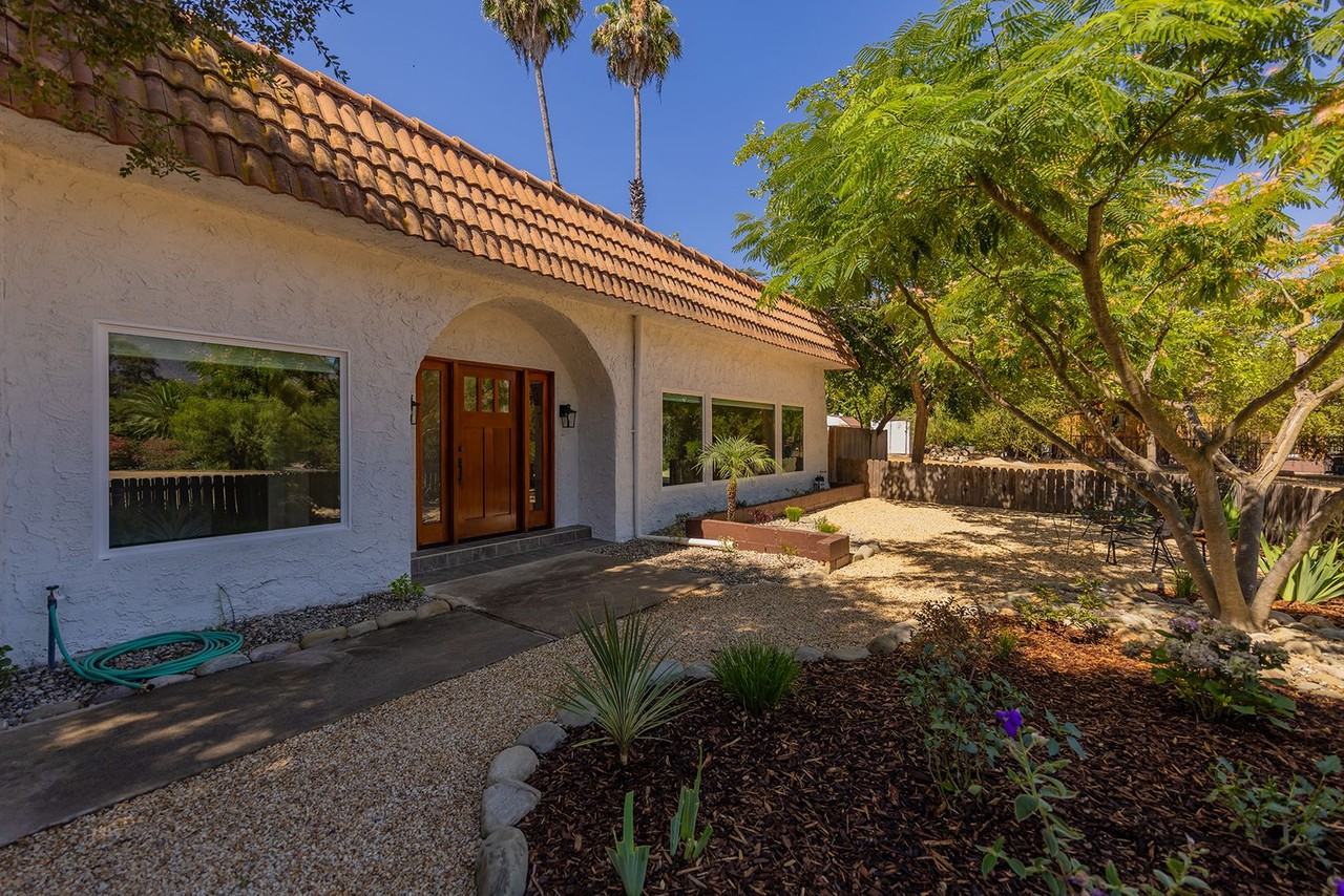 220 Besant Rd - Photo 2 of 22