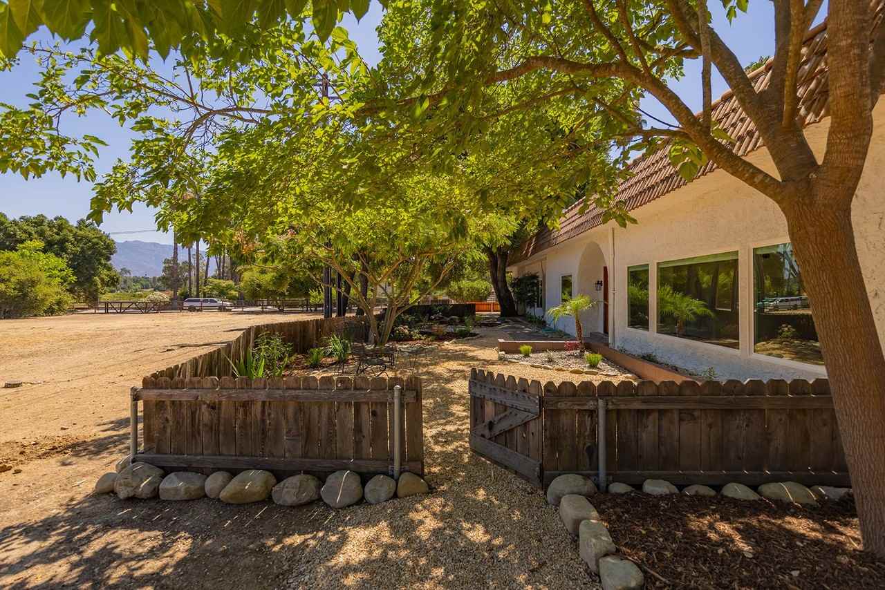 220 Besant Rd - Photo 3 of 22