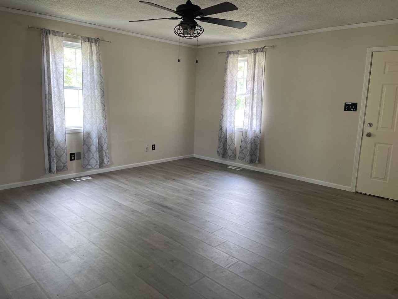 829 Cox St - Photo 2 of 9