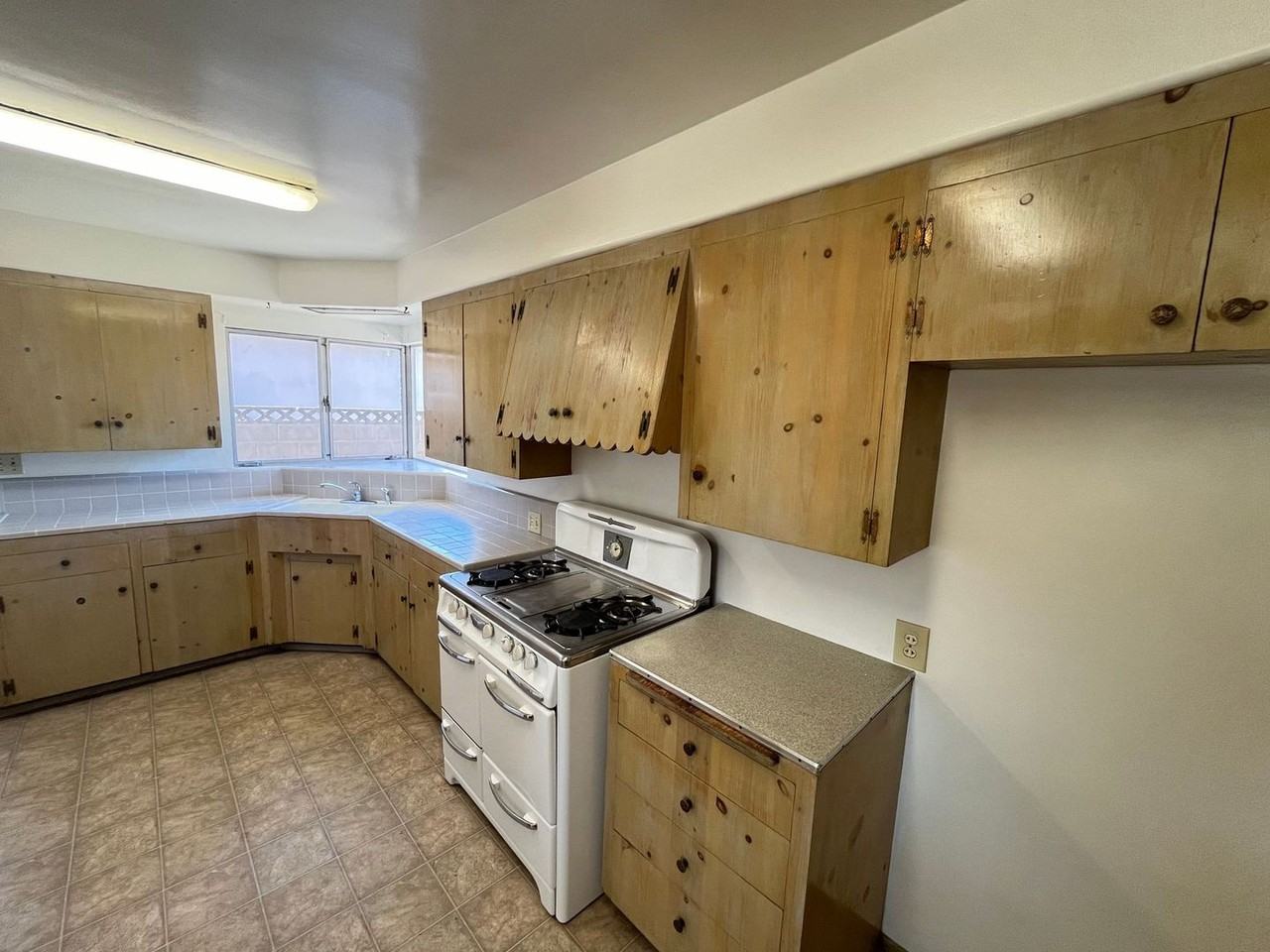 215 S D St - Photo 6 of 26