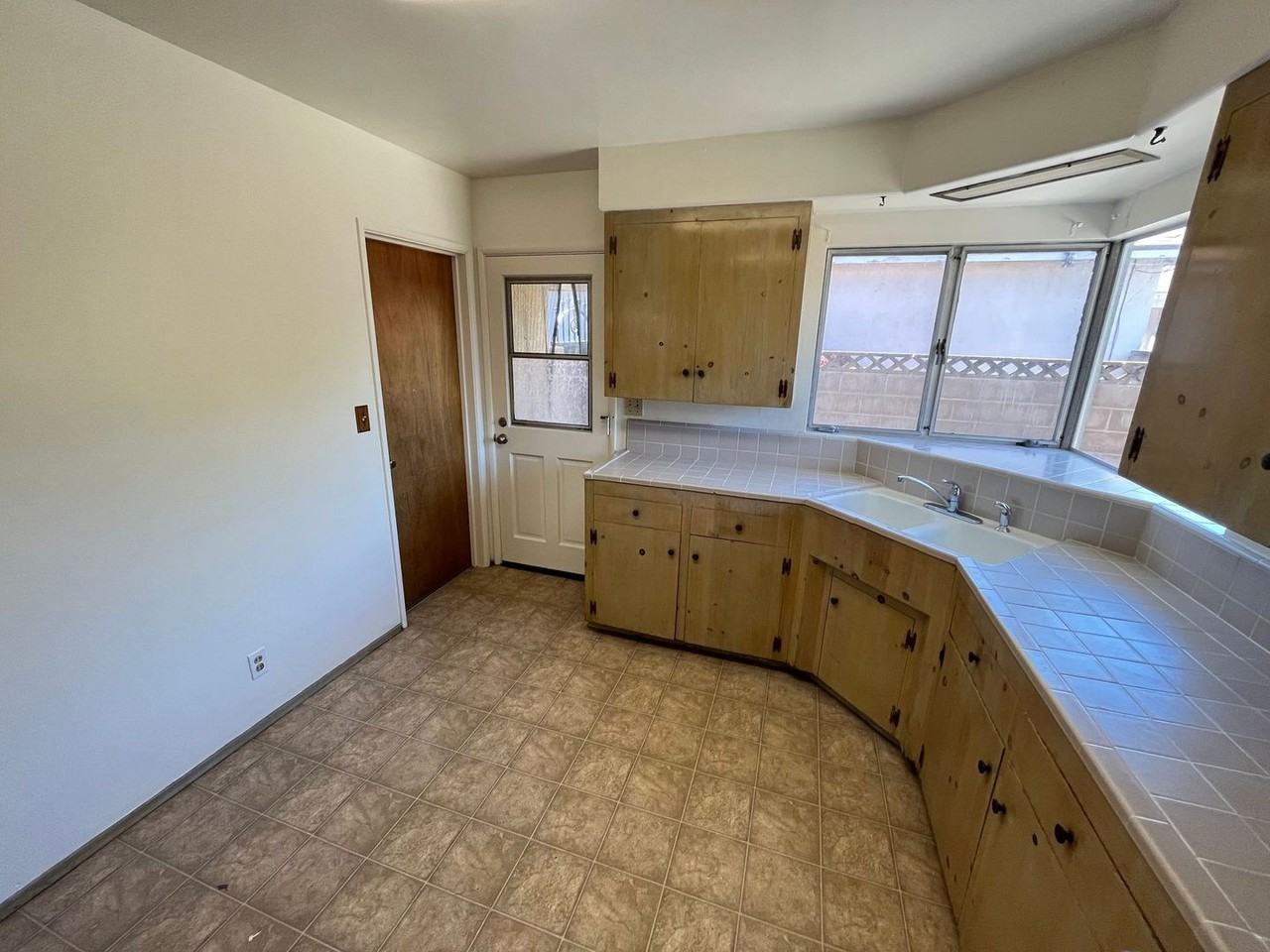 215 S D St - Photo 7 of 26