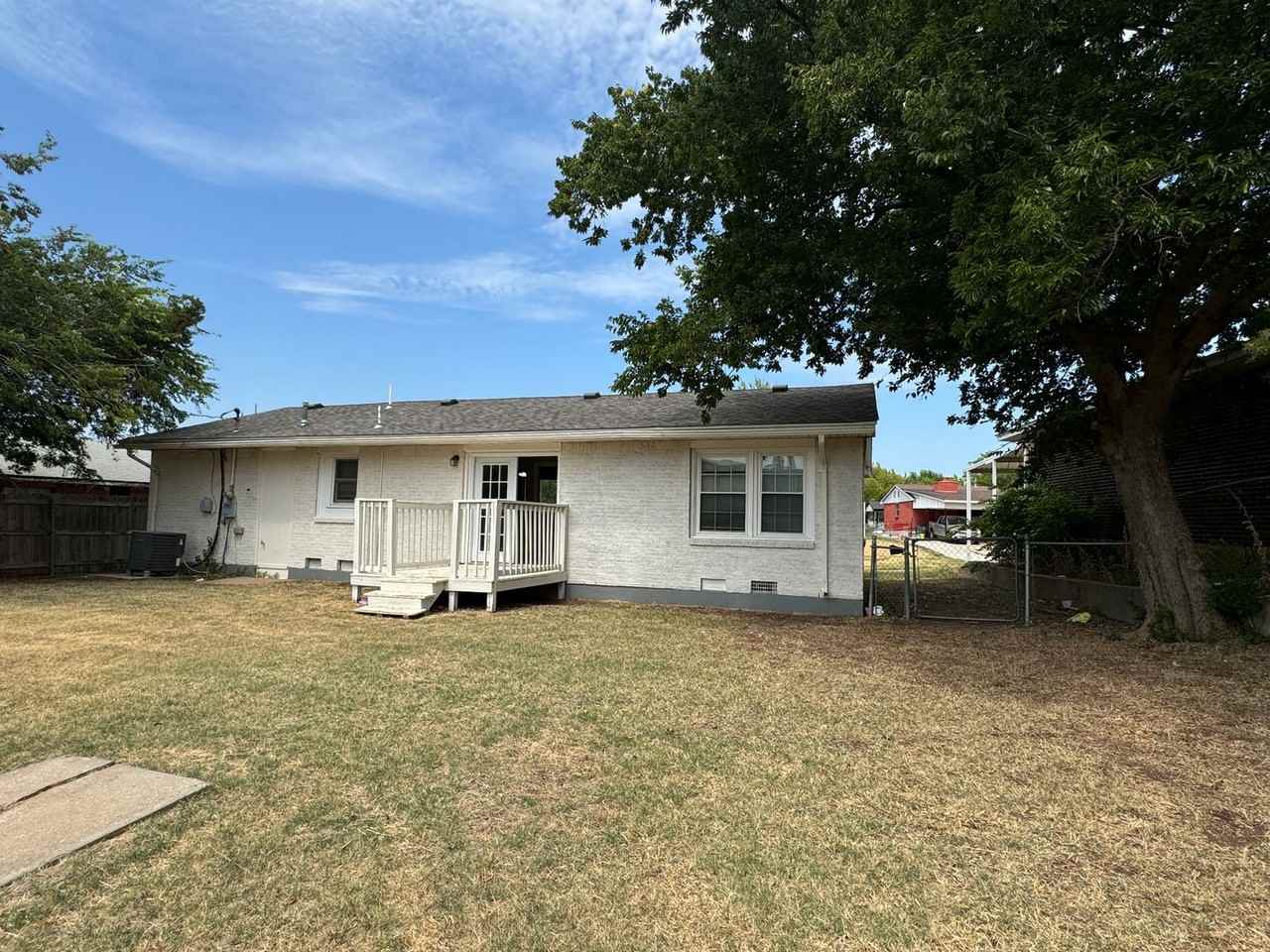 3432 Nw Lincoln Ave - Photo 4 of 12