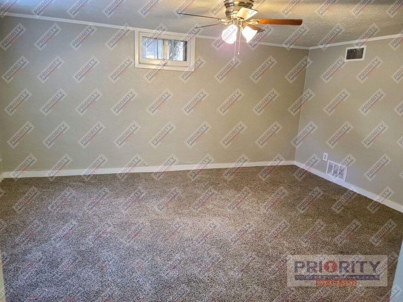 401 W 6th St - Photo 3 of 6