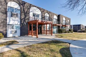 featured image of 900 E Orchard St