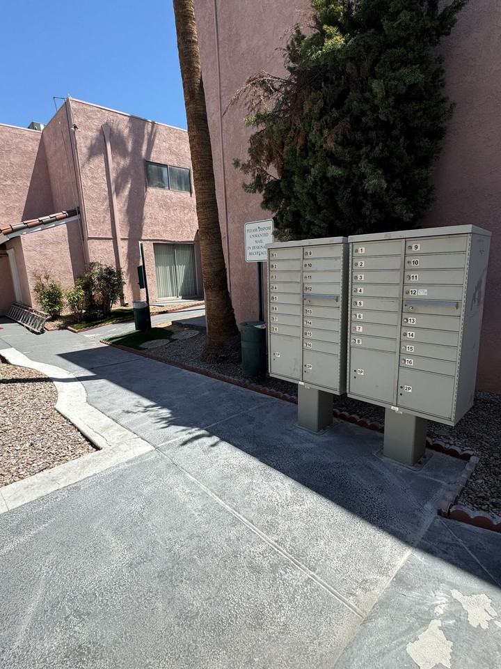 2186 E Desert Inn Rd - Photo 2 of 7