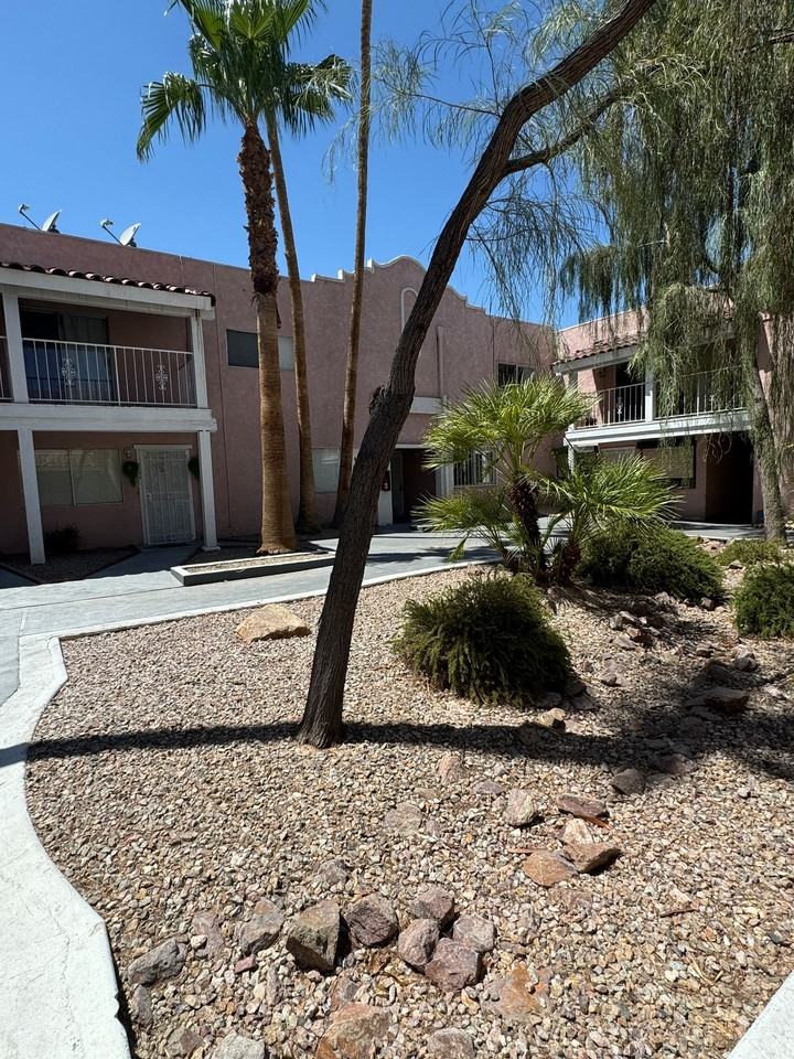 2186 E Desert Inn Rd - Photo 3 of 7