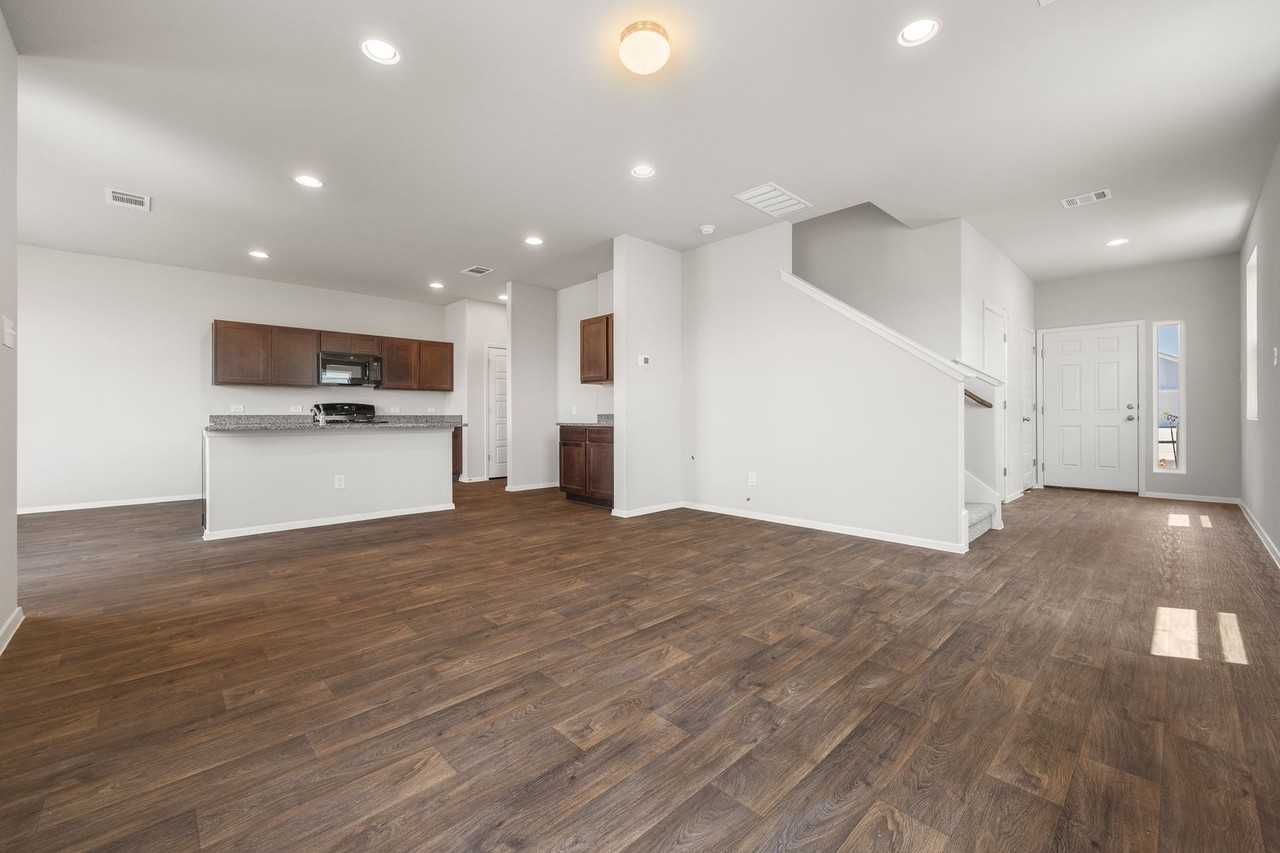187 Haywood Mnr - Photo 2 of 17
