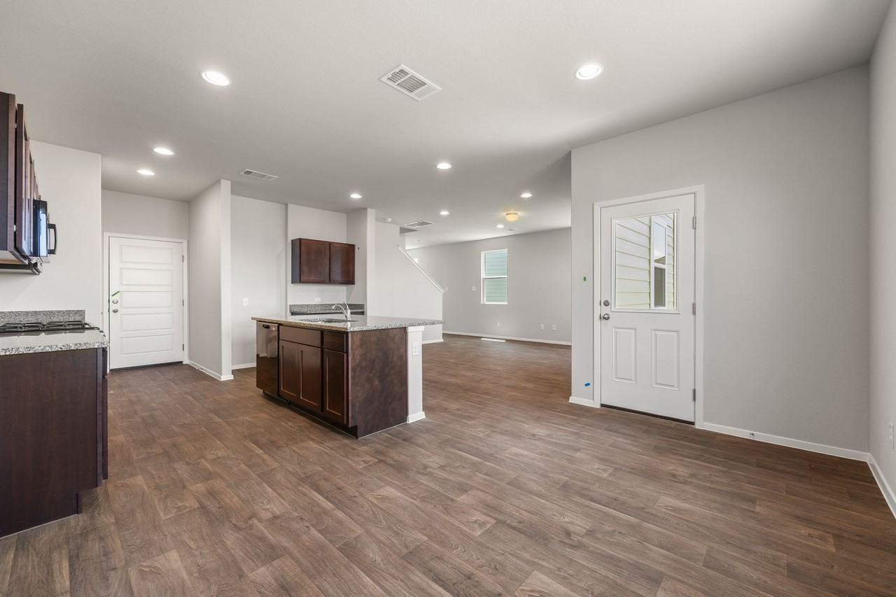 187 Haywood Mnr - Photo 4 of 17