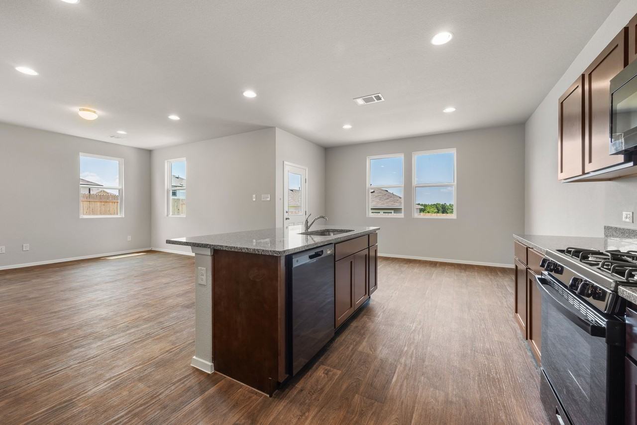 187 Haywood Mnr - Photo 5 of 17