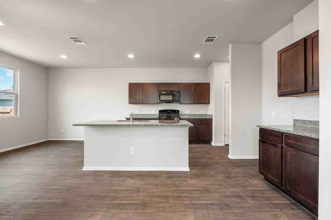 187 Haywood Mnr - Photo 6 of 17