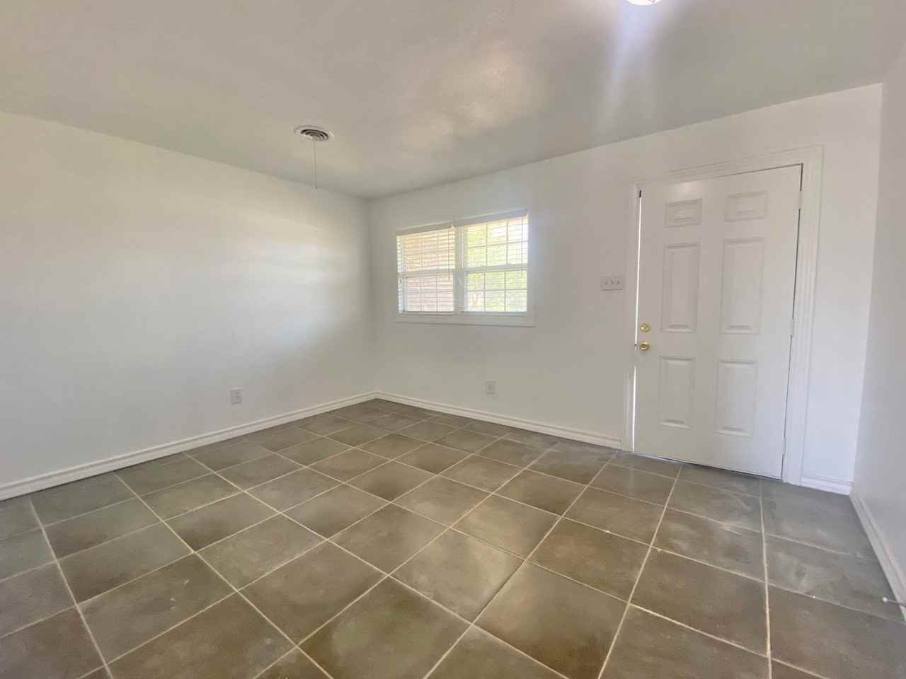 1516 E 1st St - Photo 3 of 18