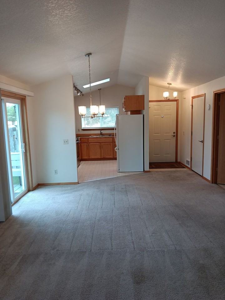 3092 Ne Tahoe Ct - Photo 6 of 33