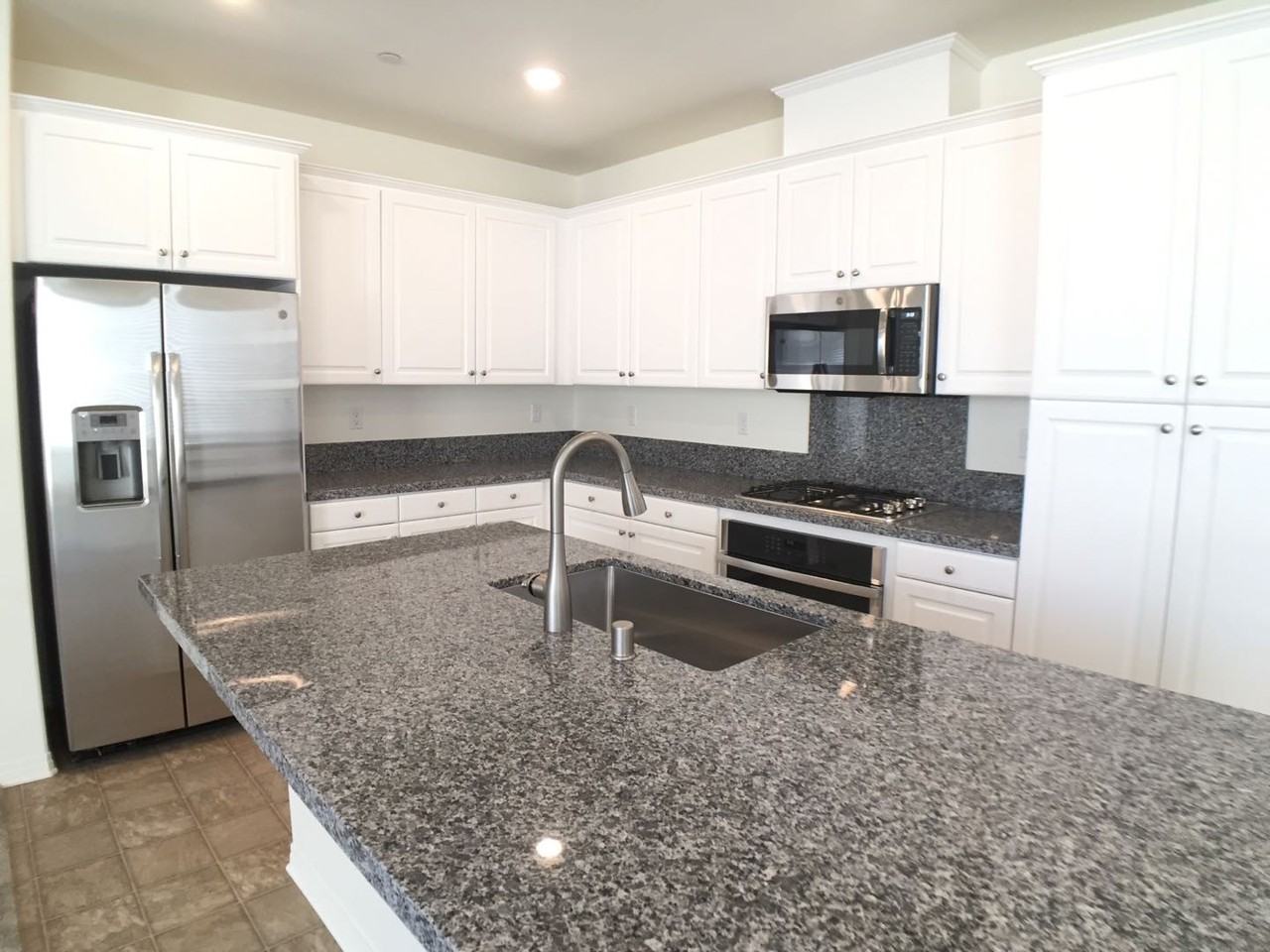 16061 Huckleberry Ave - Photo 2 of 13