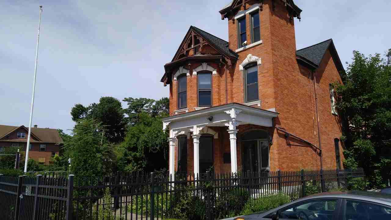 644 W Main St - Photo 3 of 43