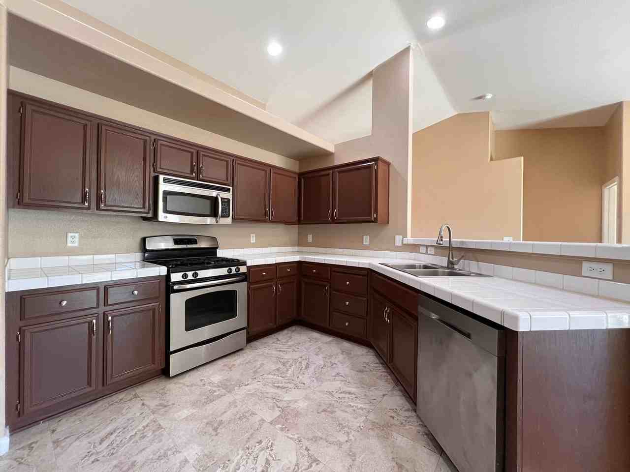 221 Endeavor Ln - Photo 2 of 28