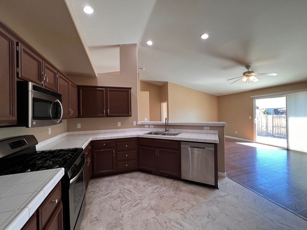 221 Endeavor Ln - Photo 3 of 28