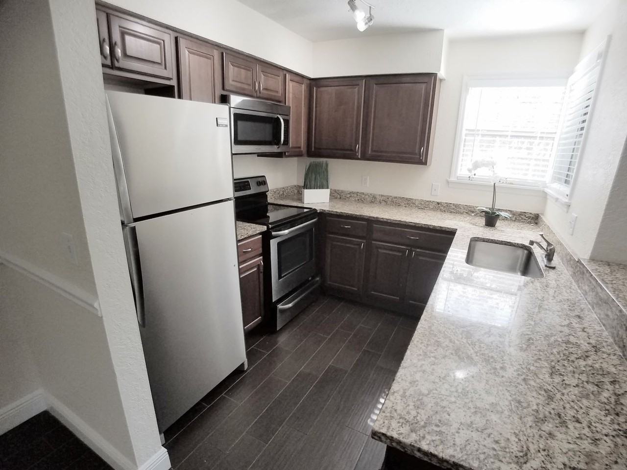 3020 Antique Oaks Cir #133 - Photo 7 of 37