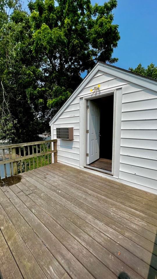 113 Bay Ave - Photo 2 of 8