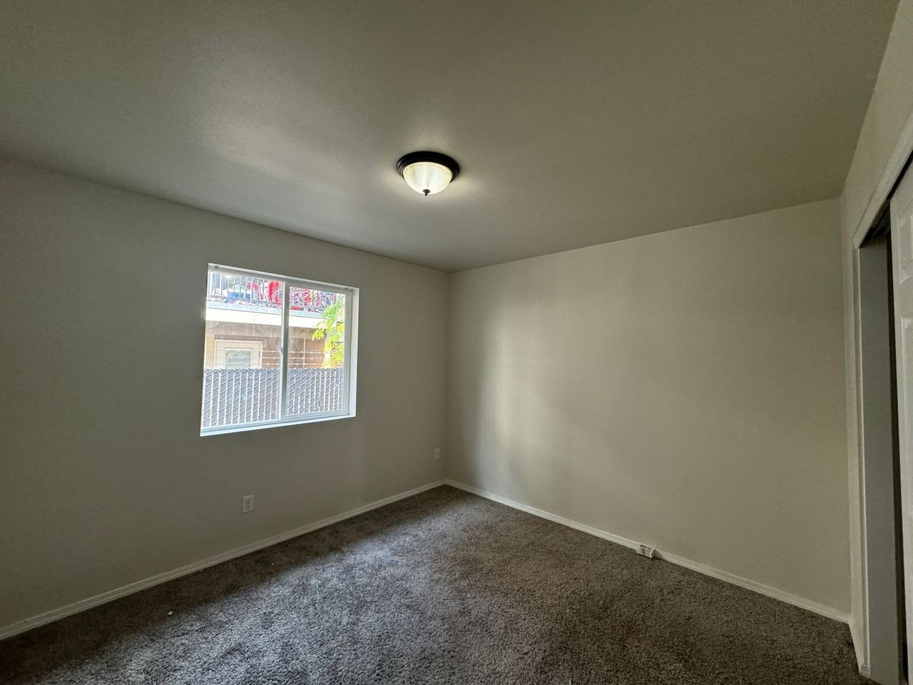 1615 E Race St - Photo 3 of 6