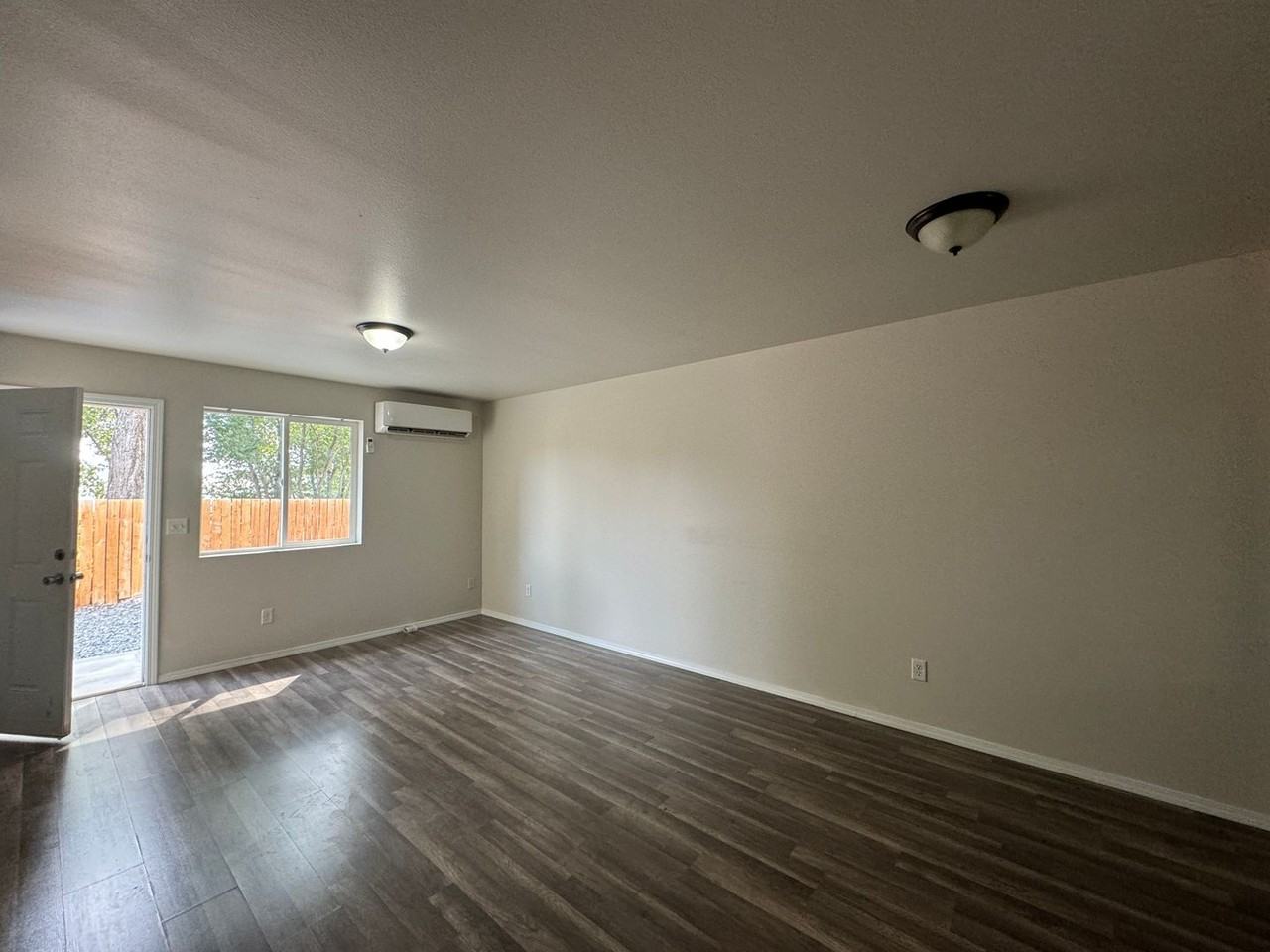 1615 E Race St - Photo 2 of 6