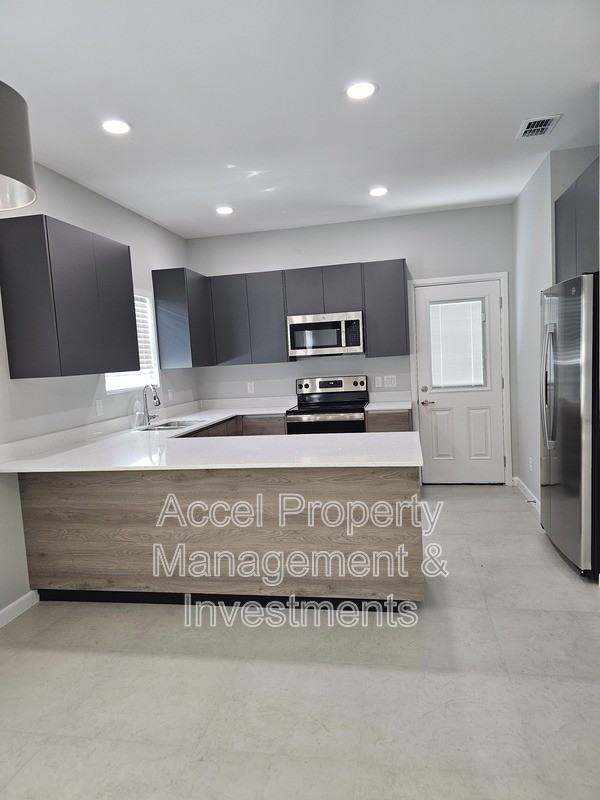 816 N Abbey Ave #3 - Photo 3 of 12