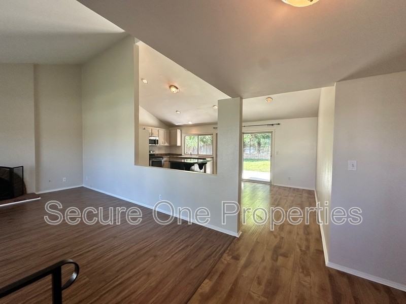 29362 Hillrise Dr - Photo 4 of 25