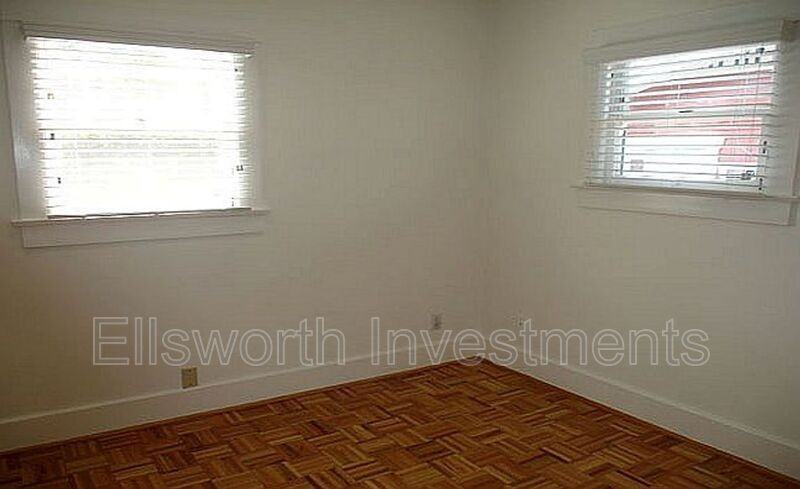 1627 Brookes Ave - Photo 3 of 12