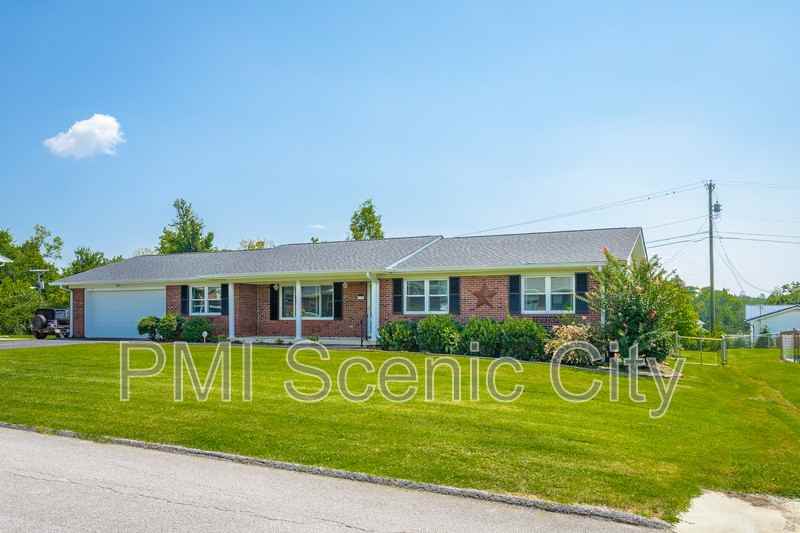 8140 Holly Crest Dr - Photo 3 of 46