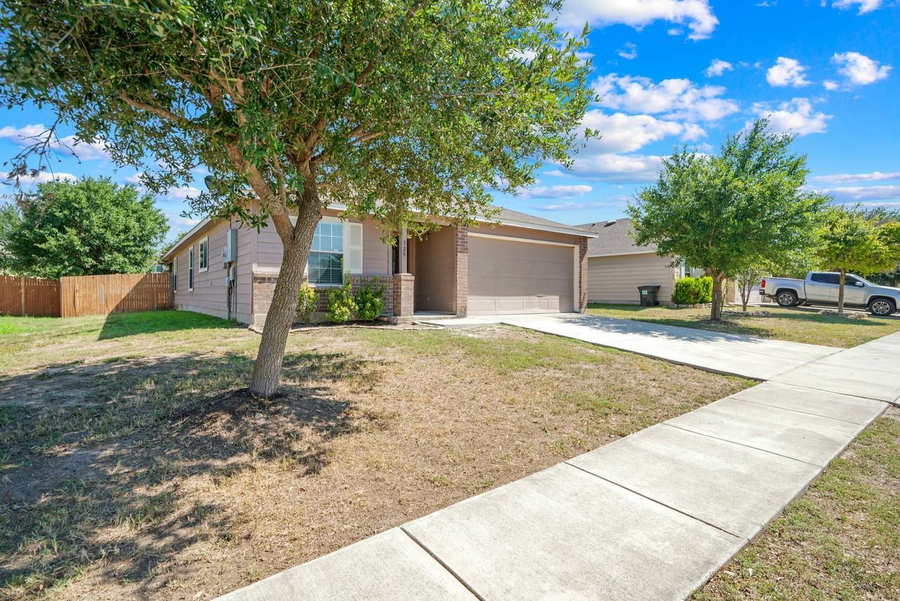 320 Lonestar Gait - Photo 3 of 29