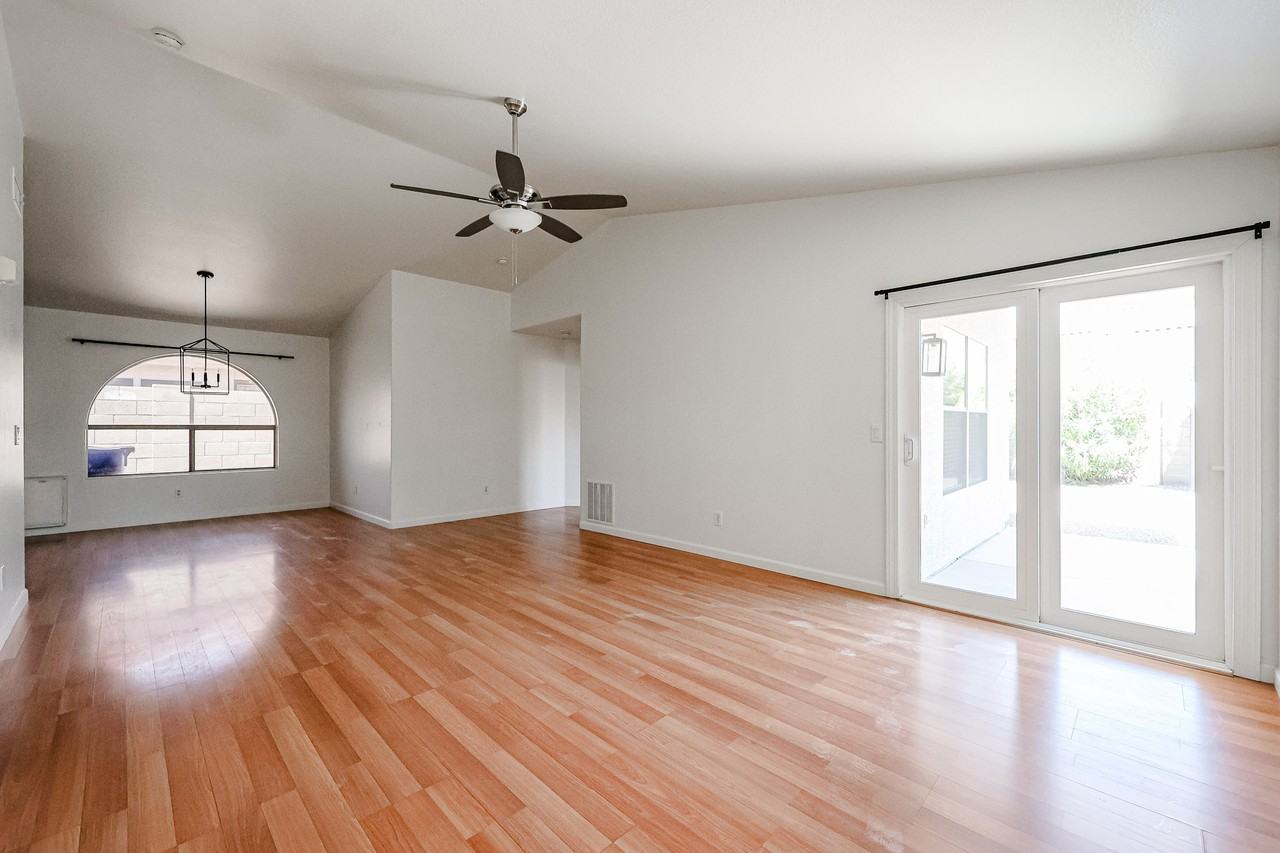 568 E Sherri Dr - Photo 4 of 35