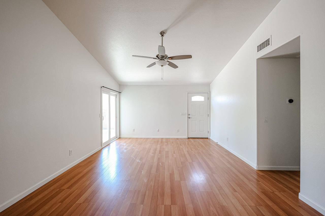 568 E Sherri Dr - Photo 5 of 35