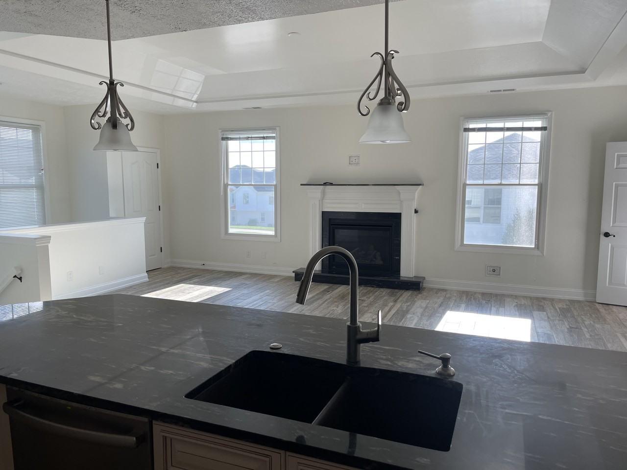 228 Adams Pointe Blvd #6 - Photo 3 of 24