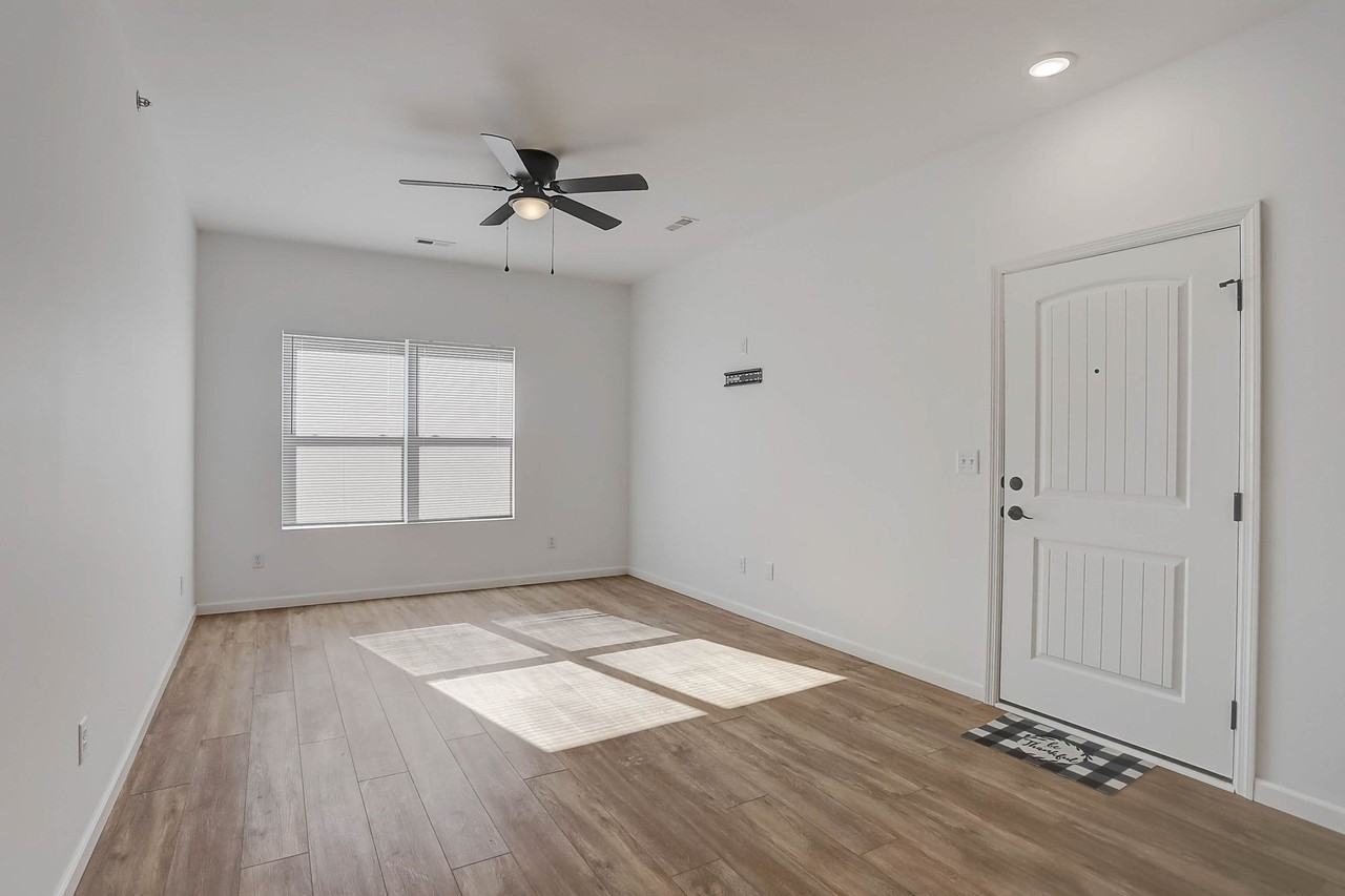 521 Parkview Dr - Photo 2 of 27