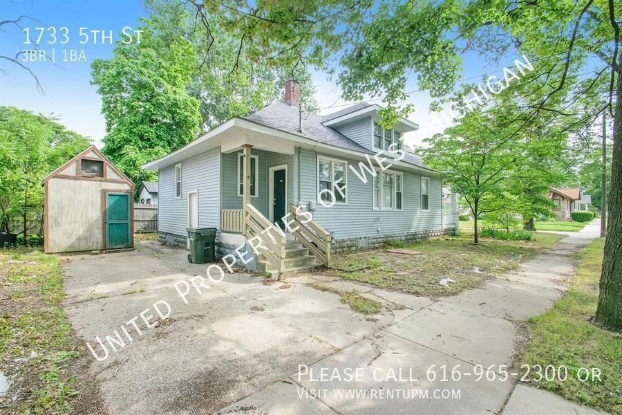 1733 5th St - Photo 2 of 18