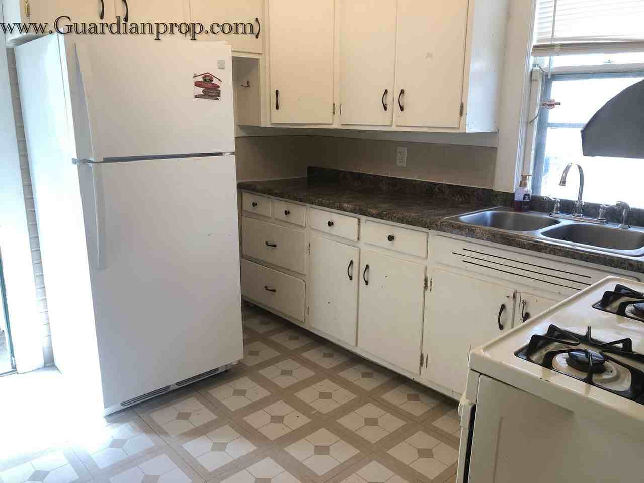 2305 Oak Park Ave N - Photo 6 of 14