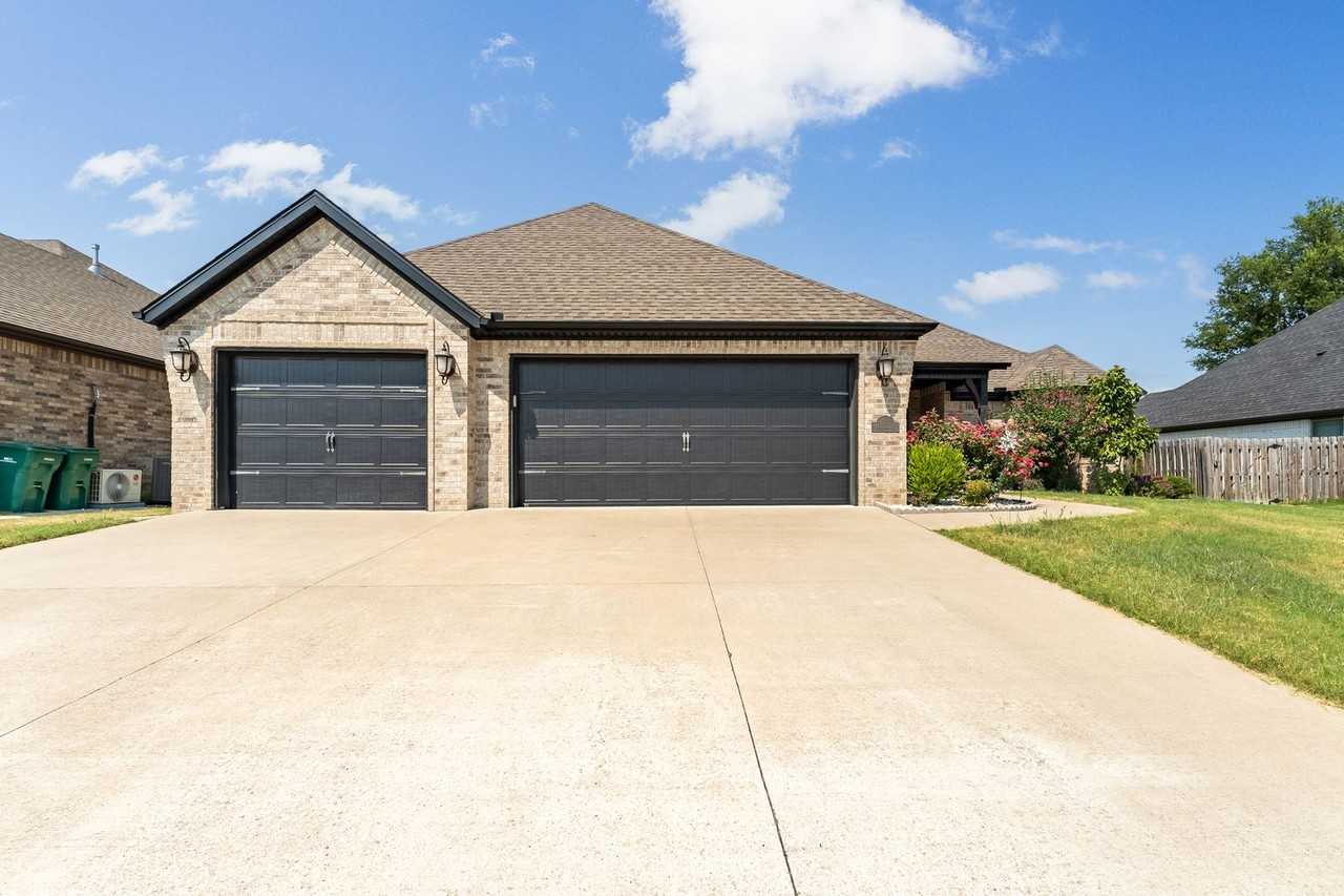 1100 Huntleigh Dr - Photo 2 of 24